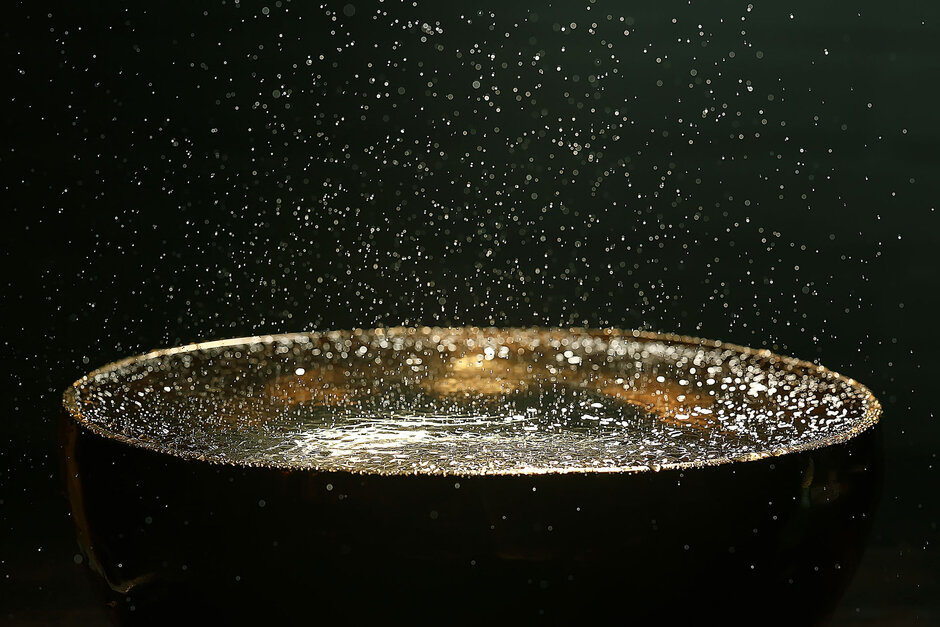 Eine Klangschale mit Wasser verdeutlicht Naturschall und Schwingungen.