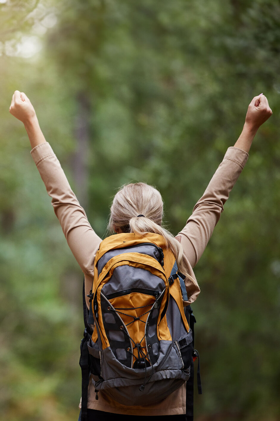 Sport und Wärmekabine – eine Wanderin freut sich auf Ihre Auszeit.