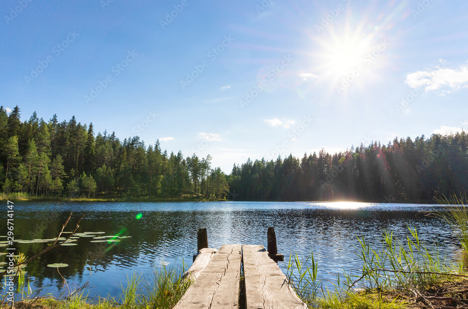 Bergsee im Sommer Bergsee im Sommer. Die Sonne scheint. De See ist von gesunden Nadelbäumen umgeben.
